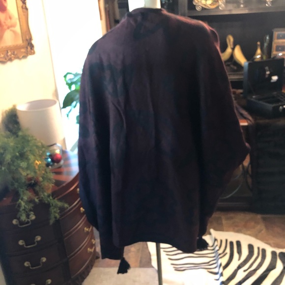 Shawl or Capelet - Picture 5 of 15